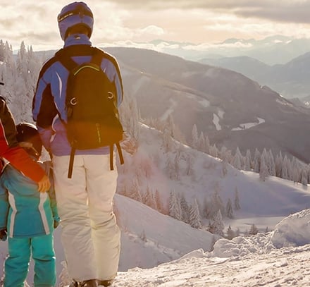 Famille-face-montagne-enneigee.jpg