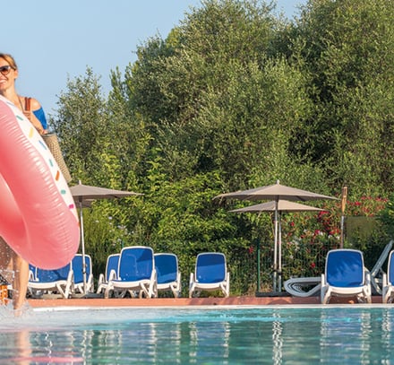 Famille-bord-piscine-BELG12300_INE19_022.jpg