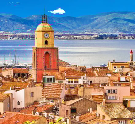 Vacances à Saint-Tropez : entre village traditionnel et jet set