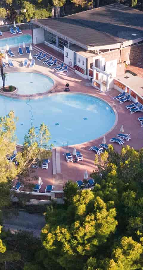 Vue aérienne sur piscine du club Le Pradet Belambra