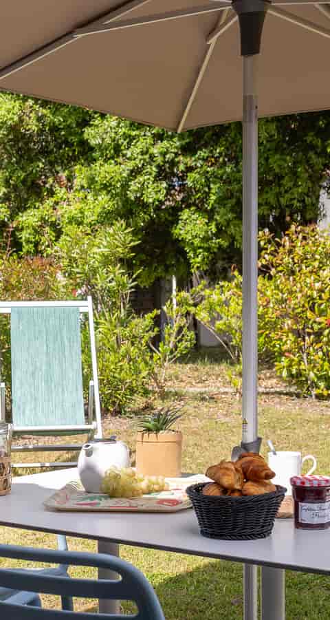 petit déjeuner en plein air grâce à la kitchenette toute équipée dans votre hébergement