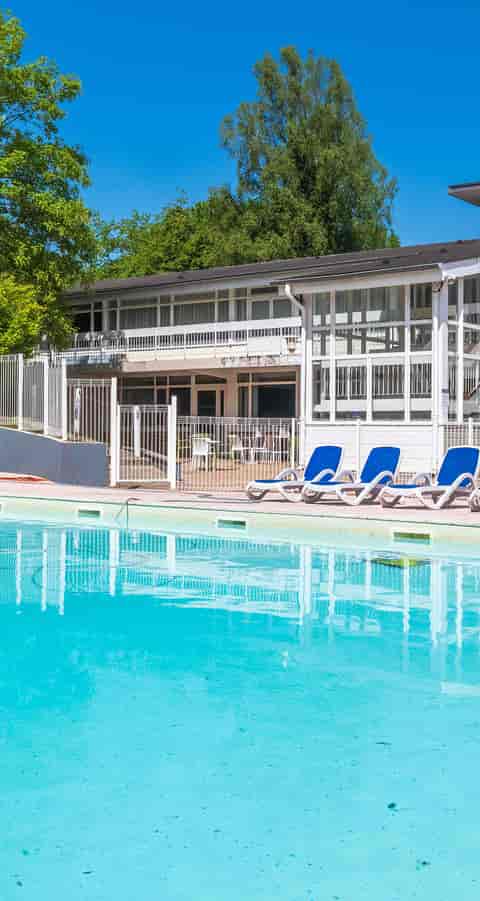 Piscine avec transats au coeur du club Le Normont Dourdan